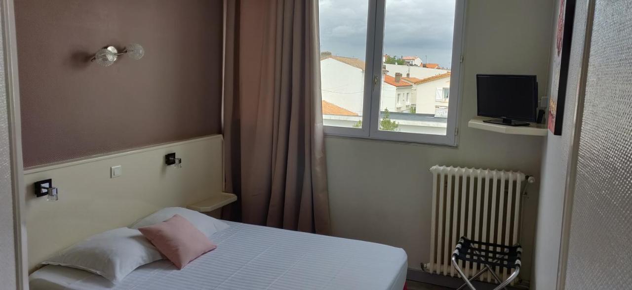 Hotel Logis Les Bleuets 2*