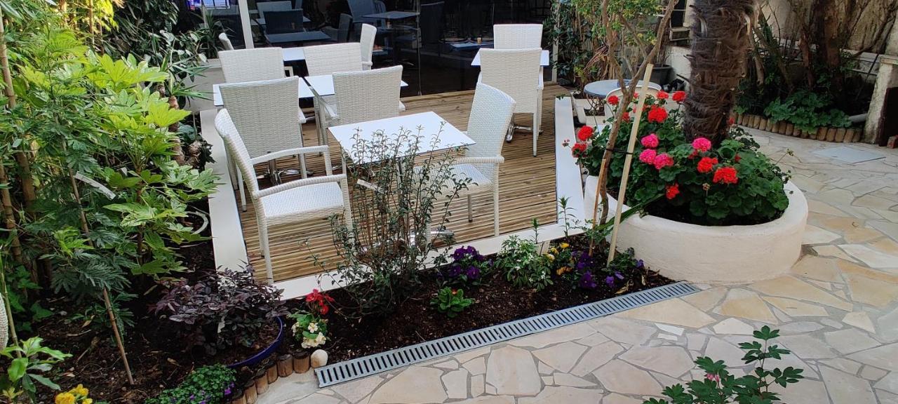 Hotel Logis Les Bleuets 2*